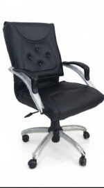 صندلی کارمندی چرم چرخ‌دار با دوخت طراحی شده و دکمه‌دوزی پشتی