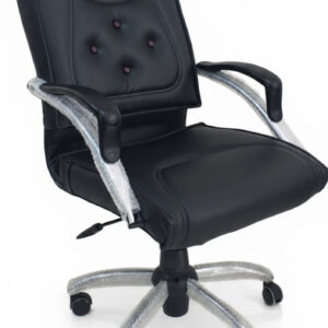 صندلی کارمندی چرم چرخ‌دار با دوخت طراحی شده و دکمه‌دوزی پشتی